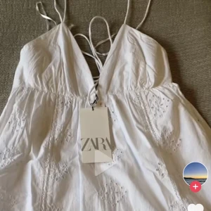 Klänning från zara - Trendig klänning från zara,oanvänd och skit snygg till sommaren!Klänningen har en öppenrygg!