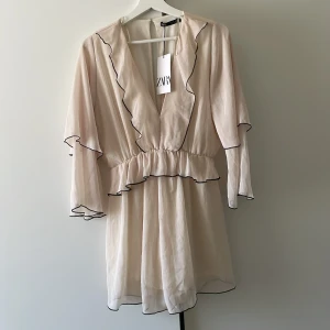 Zara volangklänning  - Fin volangklänning från zara med lappen kvar, aldrig använd