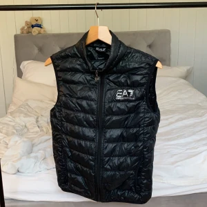 Armani Väst - Armani väst. Cond: 8/10 Sparsamt använt