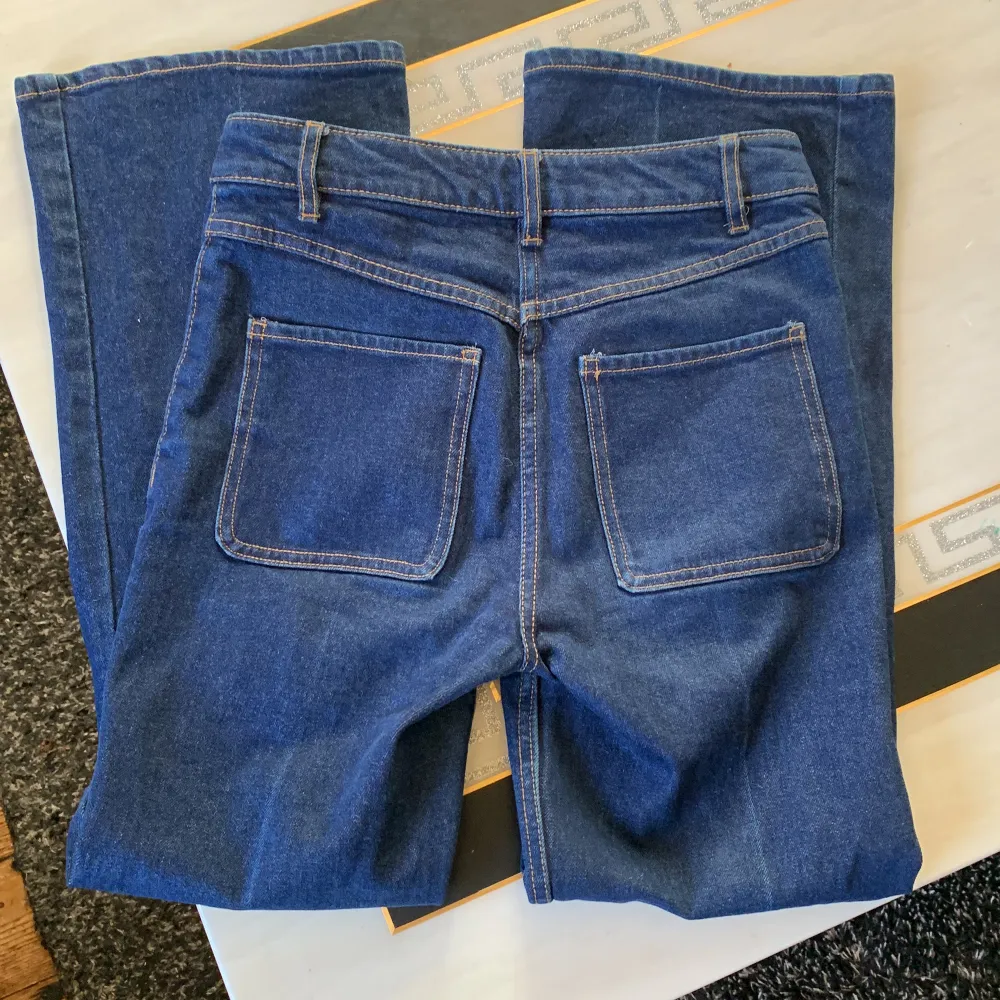 Super coola jeans som tyvärr är alldeles för små för mig. Säljs inte längre. Pris plus frakt. (Tryck gärna på köp nu) ❤️. Jeans & Byxor.