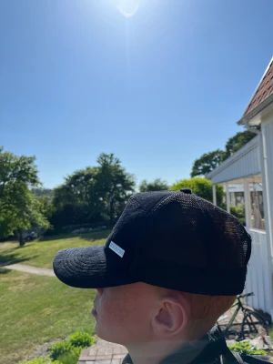 MAGGIORE💞 - Superfin svart maggiore! Inte använd jättemånga gånger så i väldigt bra skick! Inga märken eller något. Jag som har litet huvud har den funkat jättebra på fast den är i vuxen-storlek. Original pris 500/550 kr, mitt pris : 300kr + frakt🫶🏻