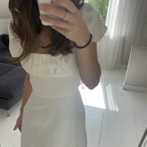 Zara klänning - Säljer min jättefina klänning ifrån zara! Superfint skick och endast använd en gång. Storlek s💕