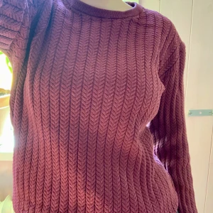 Stickadtröja  - Vinröd stickadtröja som tyvärr inte kommer till användning. Lite mörkare än på bilderna. Inga hål eller fläckar. Kom gärna med prisförslag 🌹