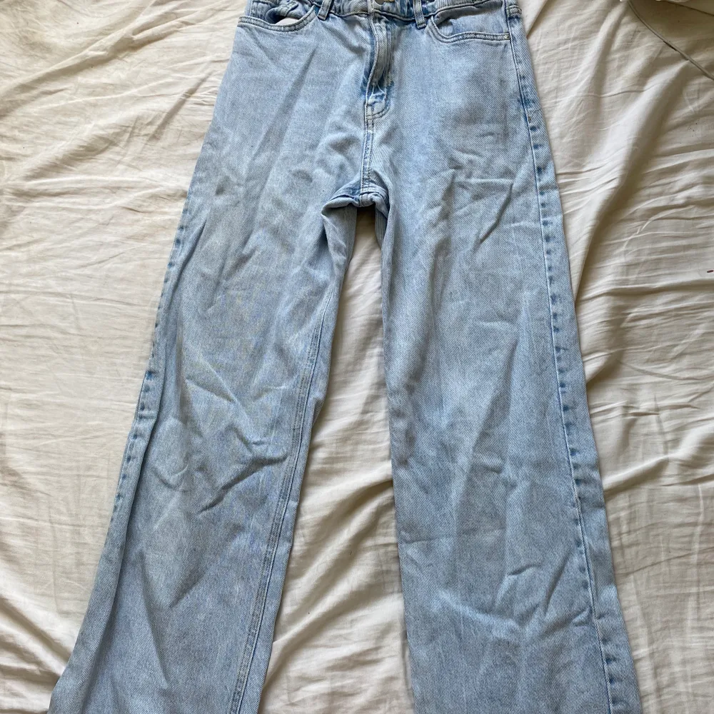 Säljer ljusblåa jeans från Lindex. Använda några gånger och är i fint skick. Minns inte vad dom är köpta för. Pris kan diskuteras. Jeans & Byxor.