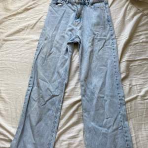 Säljer ljusblåa jeans från Lindex. Använda några gånger och är i fint skick. Minns inte vad dom är köpta för. Pris kan diskuteras