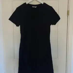 Svart klänning från H&M, storlek L men använt den som T-shirtklänning (jag har S) 