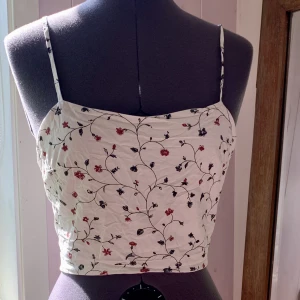 Topp  - Supersöt somrig topp med blommönster. Snörning back så skulle säga att den passar xs-m. Kan sy i andra storlekar eller annat tyg om någon är intresserad 🌸