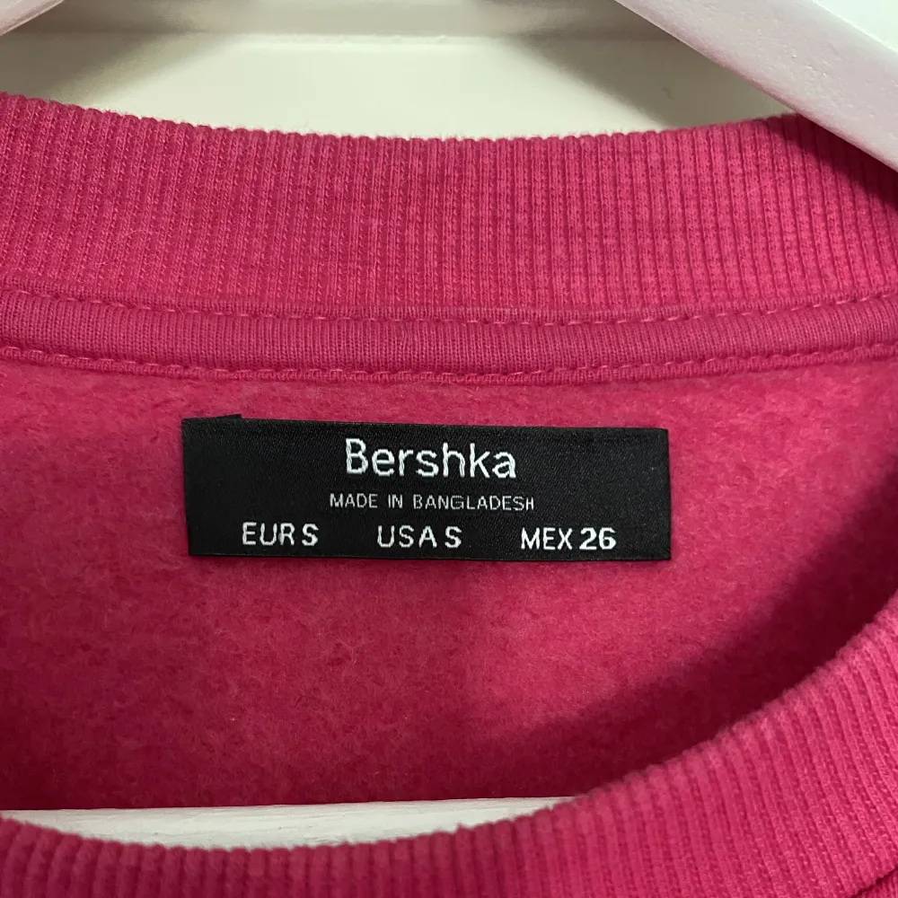 Rosa sweatshirt i kortare modell från Bershka. Tröjor & Koftor.