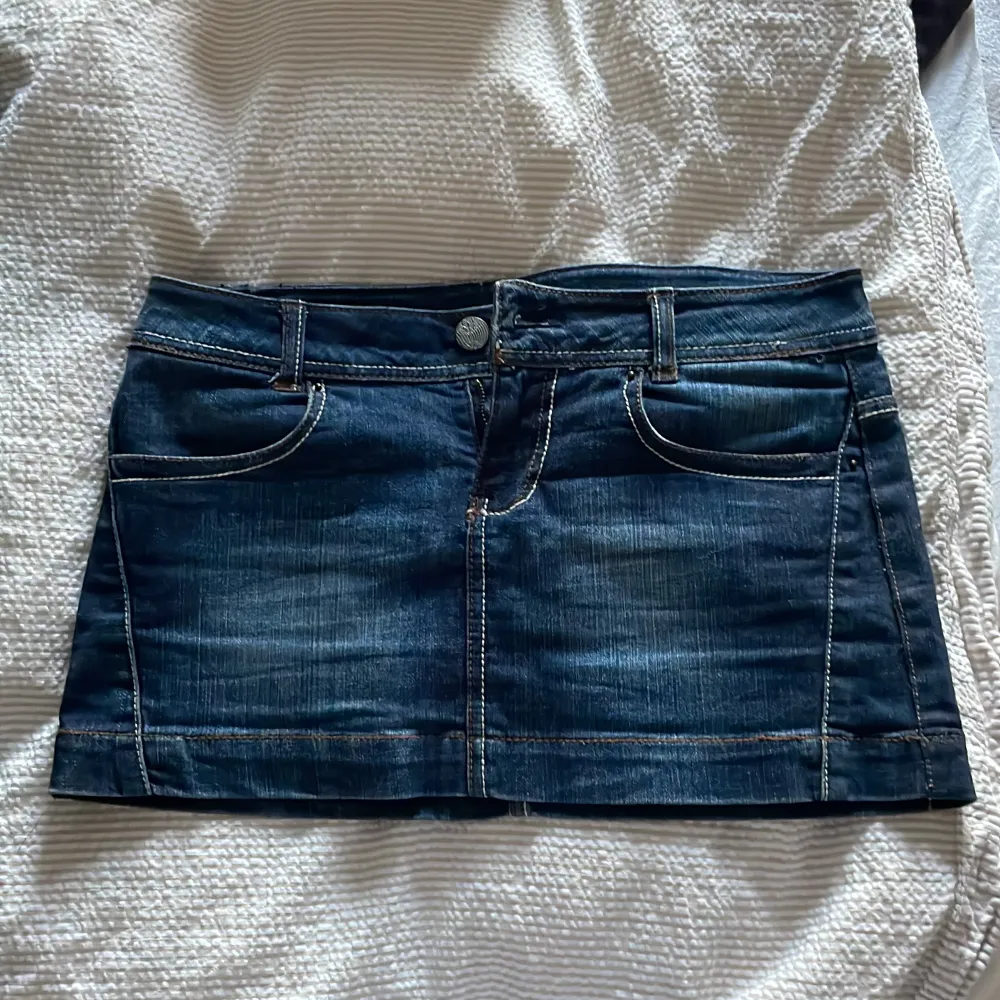 Skit snygg jeans kjol perfekt nu till sommaren! . Kjolar.