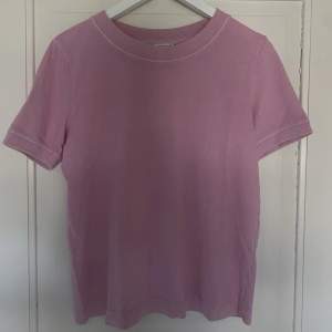 Rosa T-shirt med urtvättad look från Zara, sparsamt använd! 