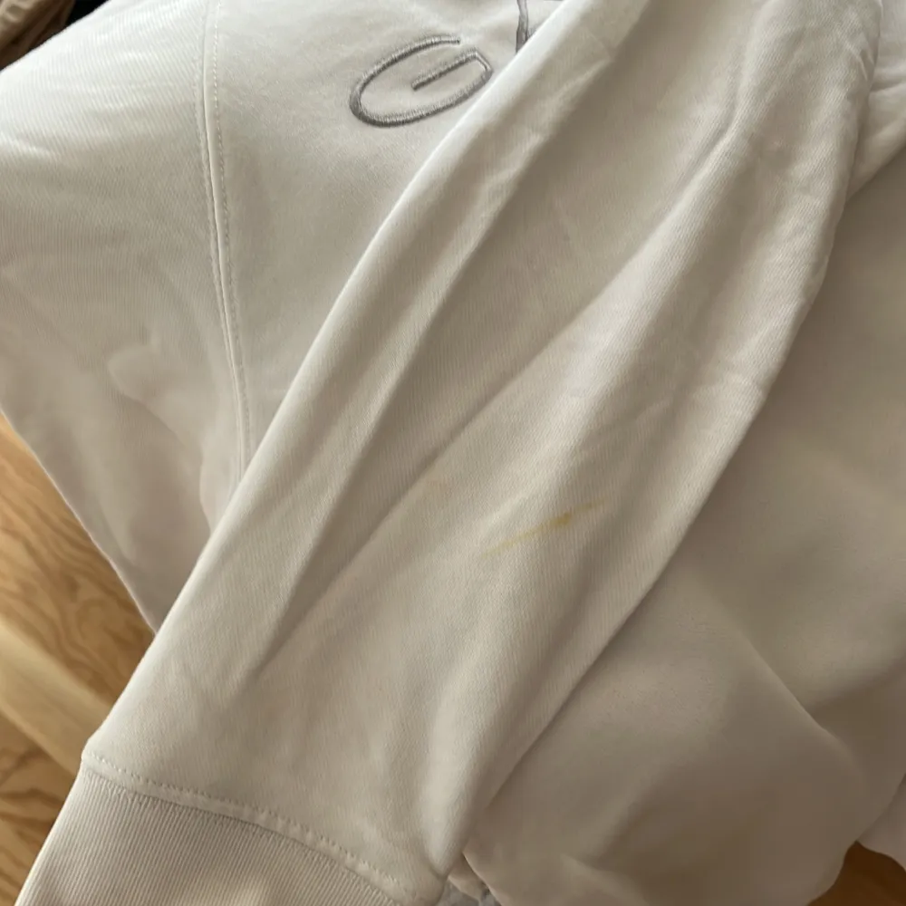 Vit swatshirt från gant, storlek 158/164, välvårdad, liten defekt (se bild 2), pris kan diskuteras vid snabb affär. . Hoodies.