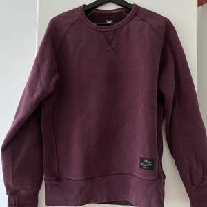 Vinröd sweater i fint skick från Levi’s. Strl L kille men mer som en oversized S/M 