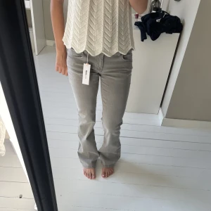 Lågmidjade gråa jeans  - Skitsnygga gråa lågmidjade bootcut jeans. Köpa på Gina Young men han inte returnera, endast provade kvitto och prislapp finns kvar. Vid snabb affär 350❤️