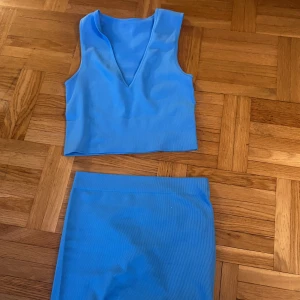 Blått sett med topp och kjol - Hejsan! Nu säljer jag detta blåa sett pågrund av att jag köpte fel storlek. Den är helt oanvänd. skulle säga att den passar folk med storlek XS, S och M, då materialet är stretchigt. Vid upphämtning kan jag mötas och frakta.