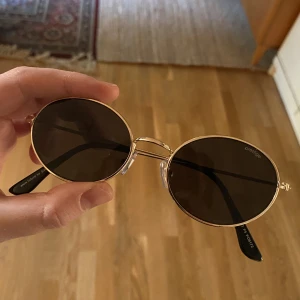 Pilgrim solglasögon  - Oanvända solglasögon från Pilgrim kollektion 2021. Säljer pga passade inte mig lol. 