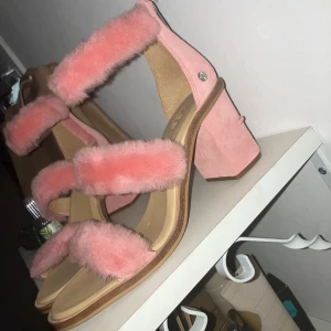 UGG HEELS - Limited edition klackar från UGG, köpte för ca 3 år sen men har aldrig använt. Inköpta för 3000kr☺️