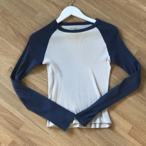 Långärmad tröja - Jättegullig långärmad tröja från Brandy Melville i strl S! Knappt använd och i nyskick! Sitter jättefint på! Ursprungspris: 230kr