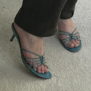 Ann Taylor sandaler skor klackar - Säljer dessa superfina som tyvärr är lite små på mig! Jag har 38,5 så passar 37-38.