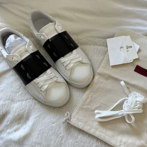 Valentino garavani skor - Säljer nu dessa valentino skor i svart. De är i storlek 39 och säljs då jag eventuellt vill köpa en annan färg. Har lagt upp dessa tidigare på ett annat konto som jag inte kommer in på, så lägger upp här igen. Hör av er vid fler frågor!💞