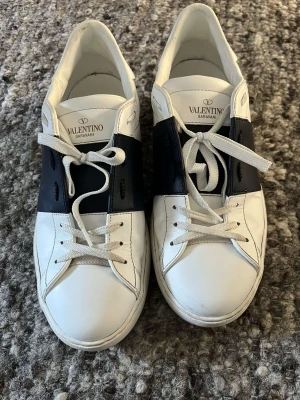 Valentino skor - Valentino open sneakers storlek 41, skick ser ni på bilderna, dustbags och extra snören medföljer. Nypris 6100