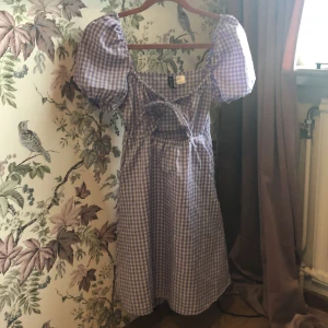 Klänning  - En super fin rutig klänning i en pastellila som är köpt på H&M och har används 1-3 gånger. Säljer eftersom den är för liten❤️(köparen står för frakten)
