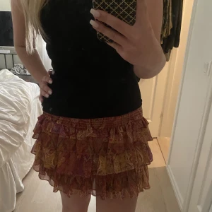 kjol med volanger  - intressekoll på denna sjukt fina eftertraktade kjolen ifrån zara som varit slutsåld ett bra tag. Använd fåtal gånger och är helt som ny. Storlek M men passar S också. säljer inte för mindre än 300kr. Buda eller köp direkt för 500kr❤️ 