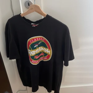 Reebok T-shirt - Skick 8/10, använd en del. Kommer inte till användning något mer. Säljer därför för 100kr. Skriv för mer bilder!