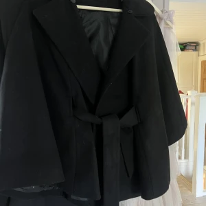 Bubbleroom kappa - Säljer denna kappa/poncho från bubbleroom💕knappt använd och är i mycket bra skick💕passar s/m