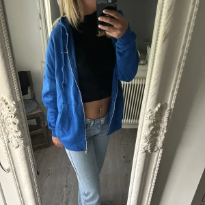 Zip hoodie - Säljer denna blåa zip hoodie då den ej kommer till användning, knappt använd! Den är rättså oversized💋💋
