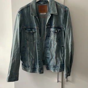 Jeansjacka Levi’s - Hej! Säljer nu min Levi’s jeansjacka då den inte kommer till någon användning.  Passar perfekt till sommar kvällar när det blir lite kyligare ute och om man vill ha en bra outfit!
