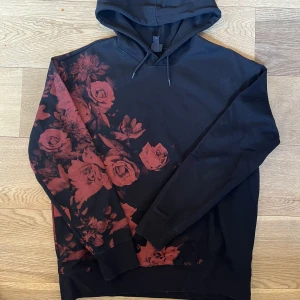 Hoodie  - Svart hoodie med röda rosor från H&M i storlek L