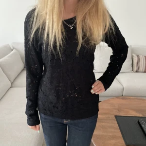 Svart spets tröja  - En sjukt snygg svart långärmad tröja i spets🥰 storlek 38/40 men passar verkligen som en S!