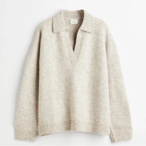 Stickad tröja från Zara - Säljer nu min fina stickade tröja då jag köpte den på nytt via plick i rätt storlek. Tröjan är i storlek M men man kan ha den om man passar S med om man vill ha den oversized/baggy ✨️ 