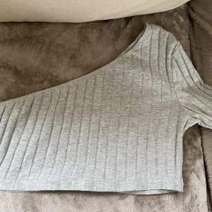 Topp  - Oanvänd topp från SHEIN det är  en topp i storlek L men jag som är en M kan ha den men säljer eftersom jag tycker den är lite kort. Så rekommenderar till någon S/M