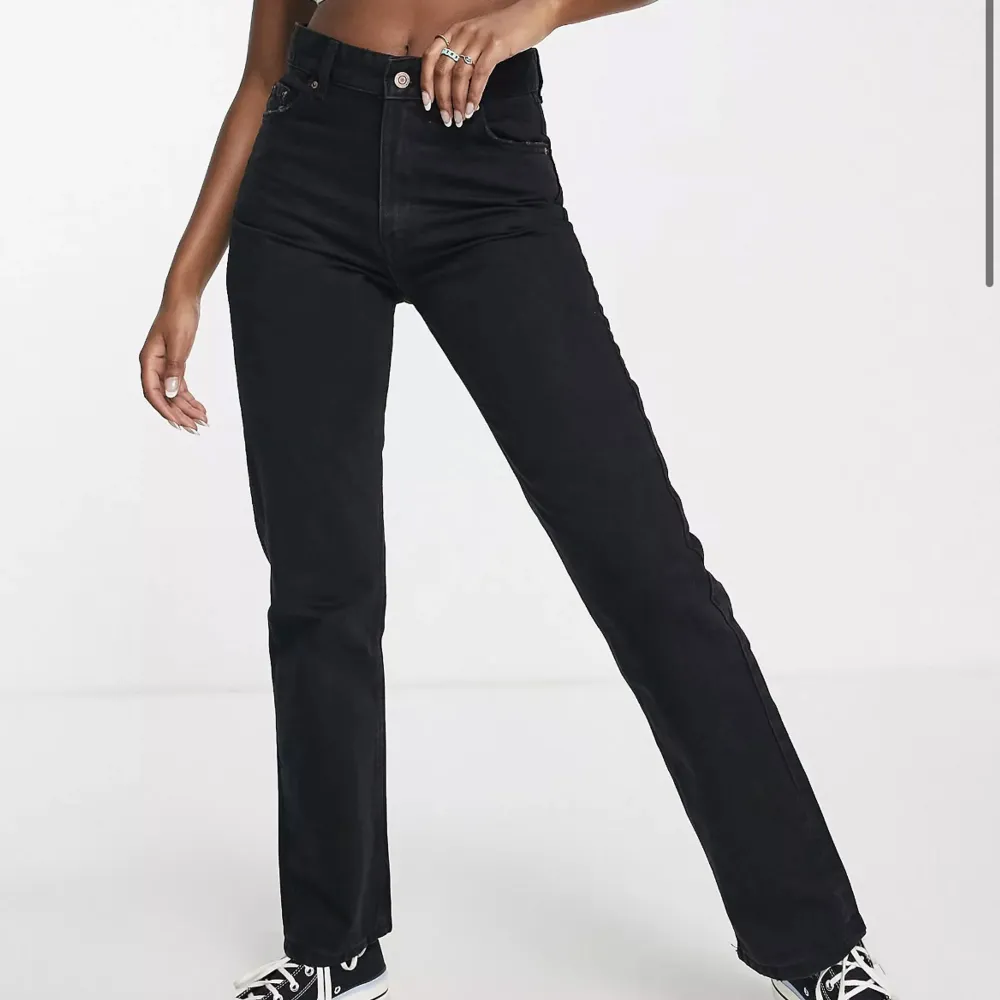 Jättefina svarta jeans från bershka i storlek 32, säljer då de har blivit för små. Nypris 429💕. Jeans & Byxor.