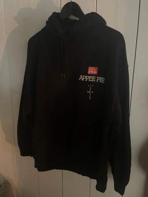 Travis scott X McDonalds hoodie i medium. Men inköpt för något år sedan men har använt den 2-3 gånger. 