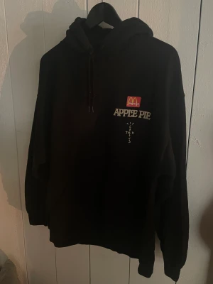 Travis scott hoodie - Travis scott X McDonalds hoodie i medium. Men inköpt för något år sedan men har använt den 2-3 gånger. 