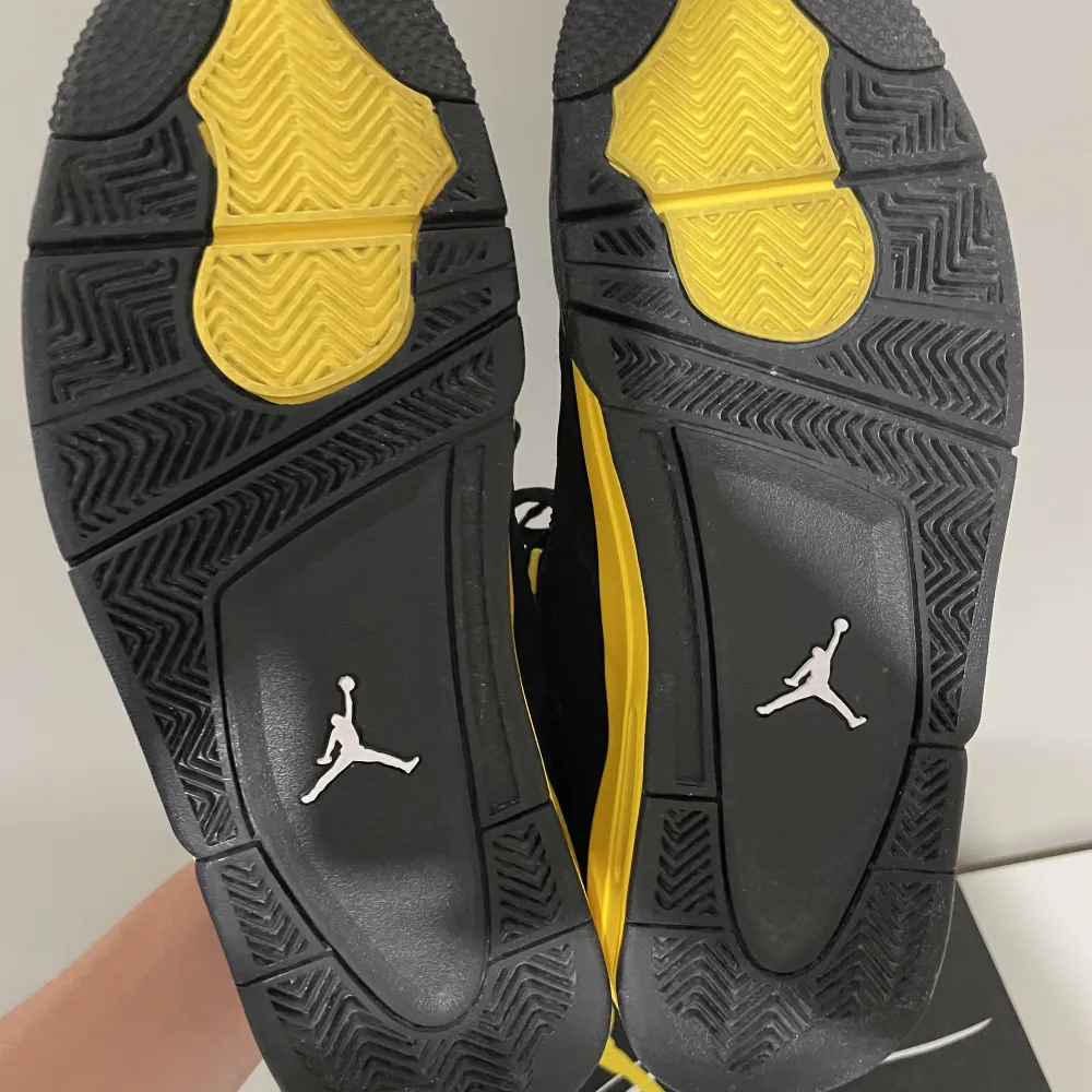 Säljer ett par Jordan 4 thunder som är använda en gång men inget slitage. Skorna är i storlek 43. . Skor.