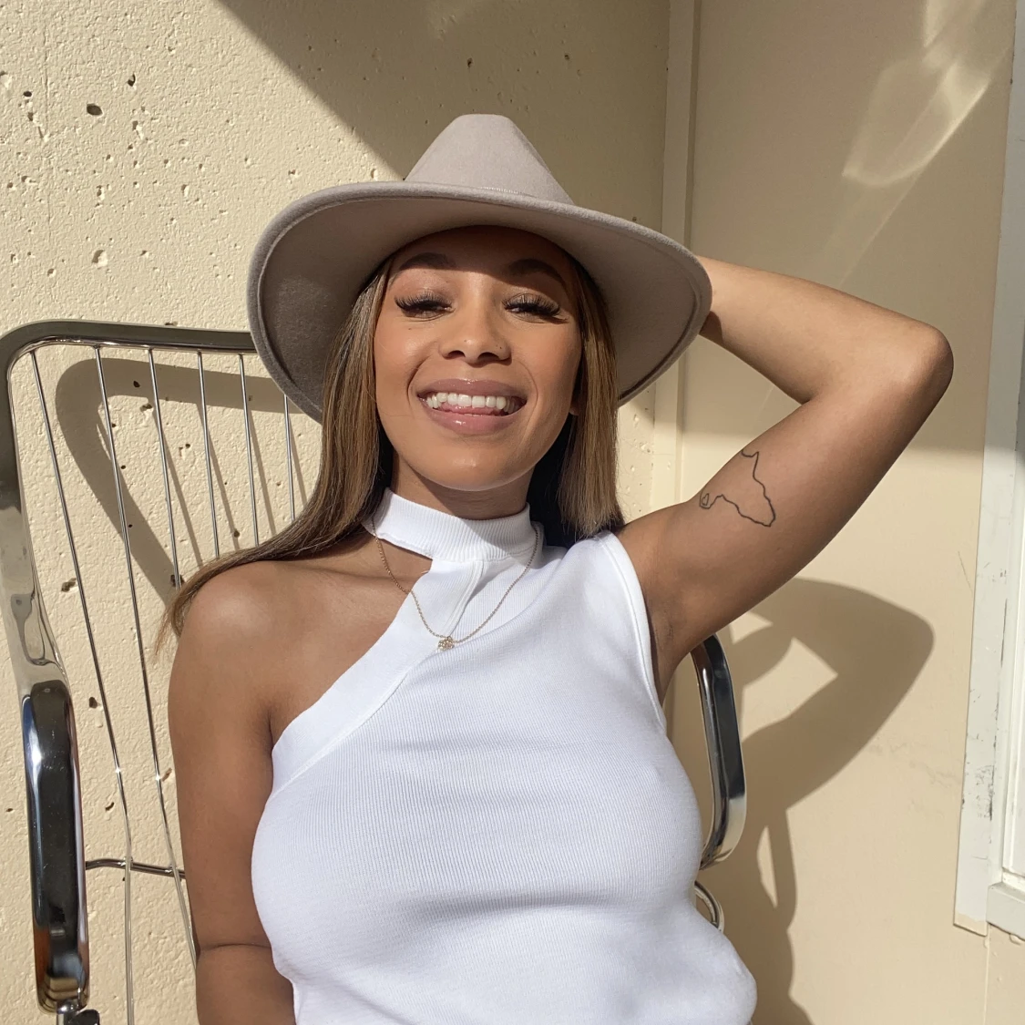 Vit topp med detalj på ena ärmen  - 91