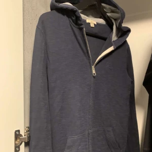 Burberry hoodie - Burberry tröja köpt på NK Sthlm. Bra skick. Köpt för 4 år, minns inte exakt priset men runt 4000kr. Perfekt för stockholmsstilen. Kontakta för fler frågor eller bilder!👍🏼