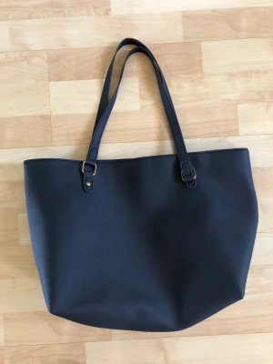 Stor väska - Stor användbar väska. Köpt på loppis för 60kr. Använd 1 gång, och bra skick. (Den är mörkblå) 