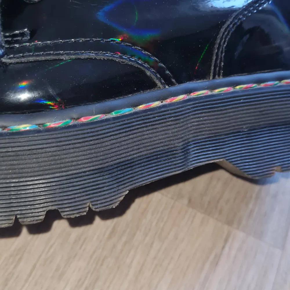 Dr martens i nyskick med holographi i strl 37. Skor.