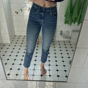 Blåa Crocker jeans  - Snygga blåa Crocker jeans, storlek 38. 