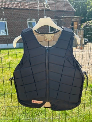 Rase safe säkerhetsväst  - svart race safe ridväst Stl. Vuxen S  Använt skick men inga skador eller liknande.  900kr + frakt