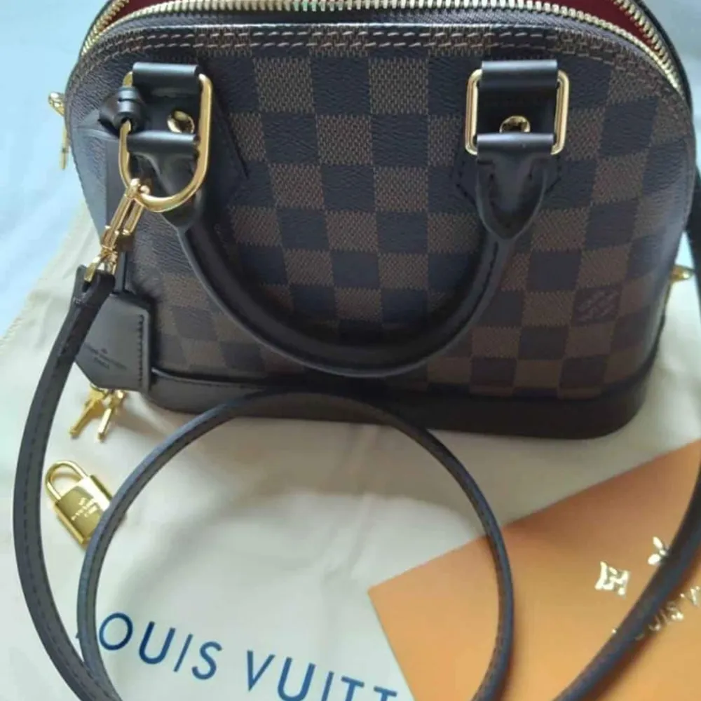 I am selling my Louis Vuitton bag with all the original accessories included . Väskor.