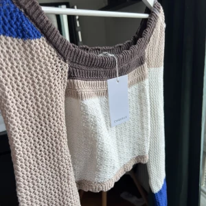 Stickad topp - Säljer nu denna jättesöta toppen. Den är helt oanvänd då den är för stor på mig tyvärr, jag är vanligtvis en xs men denna är lite stor om man vill att den ska vara lite mer åtsittande. Skriv gärna för fler bilder eller frågor💗