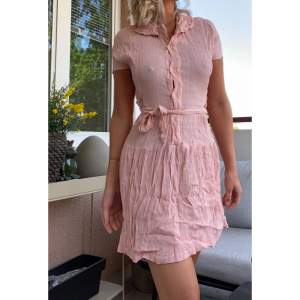 Så fin vintage rosa klänning ifrån märket Hagenfeldt.  Klänningen är i storlek 36 och säljer för 80kr! 