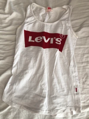 Linnen - Vita linnen inför sommaren. 20kr/styck 30kr för alla. Olika storlekar. Från 40 till S till 146/152