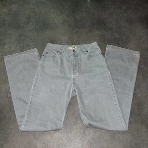 Gråa jeans  - Gråa jeans från 90-talet i utmärkt skick, endast använt 1-3 gånger. Avslappnad passform och korta vid bensluten, perfekta för sommaren.