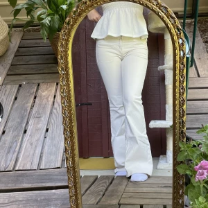 Lågmidjad bootcut - Låg midjadade vita bootcut jeans🤍🤍 